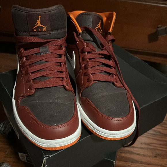 Jordan 1 Mid
Team Red Electric Orange size 10 - Picture 3 of 4